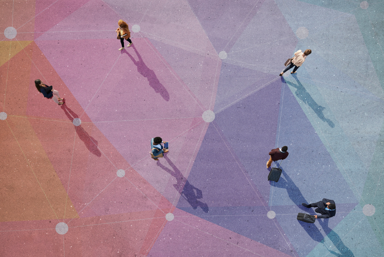 grupo de personas caminando en diferentes direcciones sobre fondo multicolor